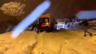 Bayburt'ta Ambulans Buzlu Yolda Takıldı