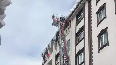 Şehrin Çatılarındaki Buz Tehlikesi Önlendi