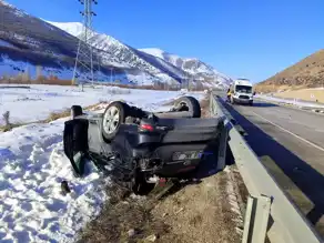 Bayburt'ta Şarampole Devrilen Otomobil: 3 Yaralı