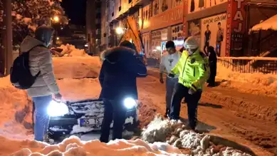 Doğu Anadolu'da Kar Yağışı Sürücüyü Mağdur Etti