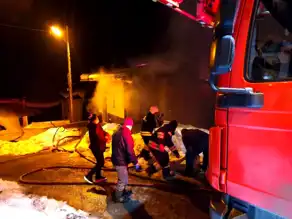 Bayburt'ta Ev Yangını: Mahsur Kalan Vatandaş Kurtarıldı