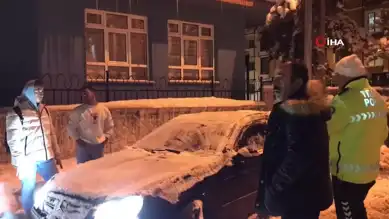 Karda Sıkışan Lüks Araç Kurtarıldı