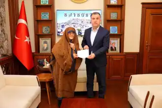Yaşlı Kadının Vatanseverliği Örnek Oluyor