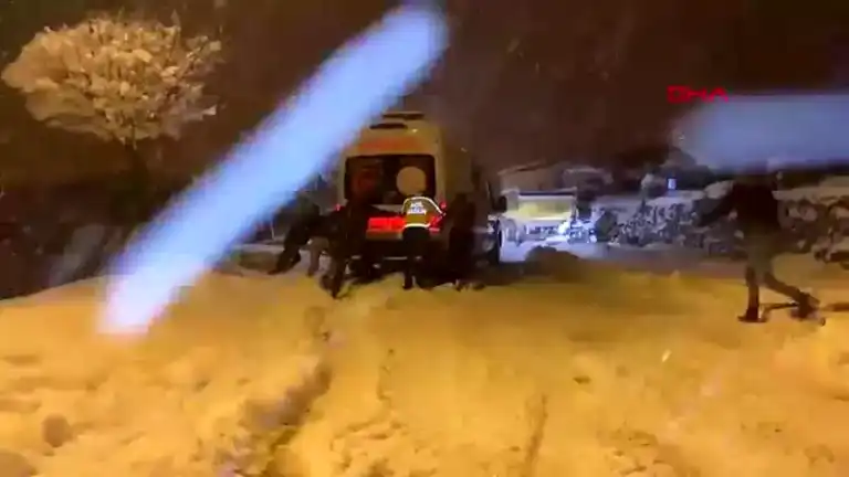 Bayburt'ta Ambulans Buzlu Yolda Takıldı