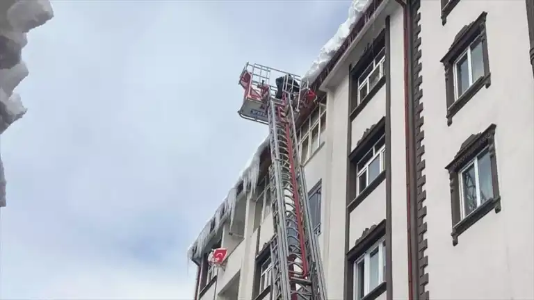 Şehrin Çatılarındaki Buz Tehlikesi Önlendi