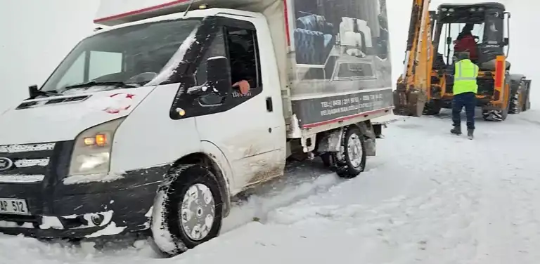 Doğu Karadeniz'de Kış Şartları Sürücüyü Mahsur Bıraktı