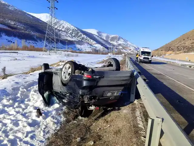 Bayburt'ta Şarampole Devrilen Otomobil: 3 Yaralı