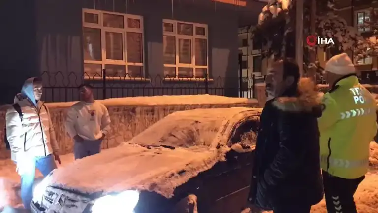 Karda Sıkışan Lüks Araç Kurtarıldı