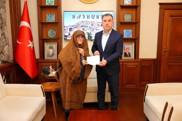 Yaşlı Kadının Vatanseverliği Örnek Oluyor